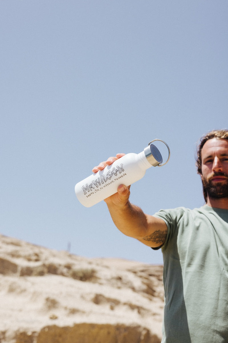 Man showing a personalised Agüita bottle in his hand